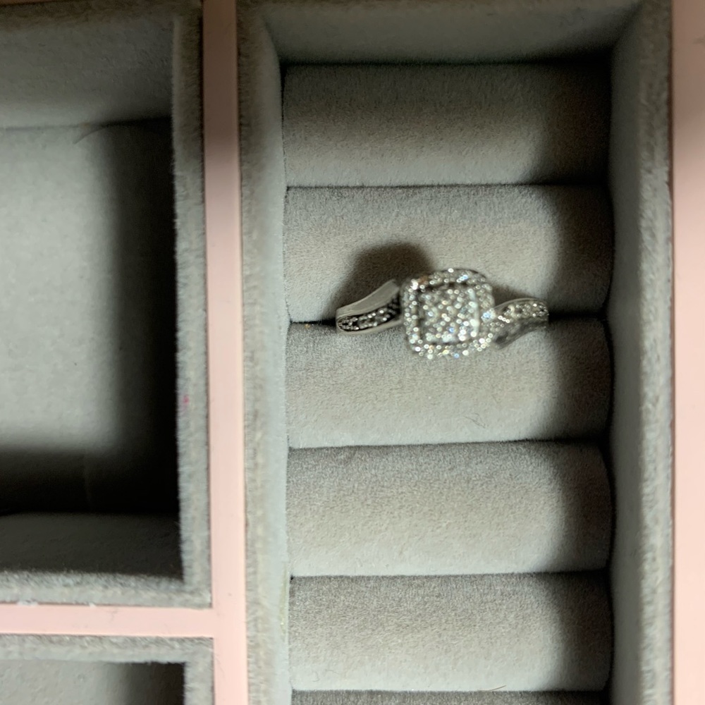 Jewelry - Picture 2 of 3